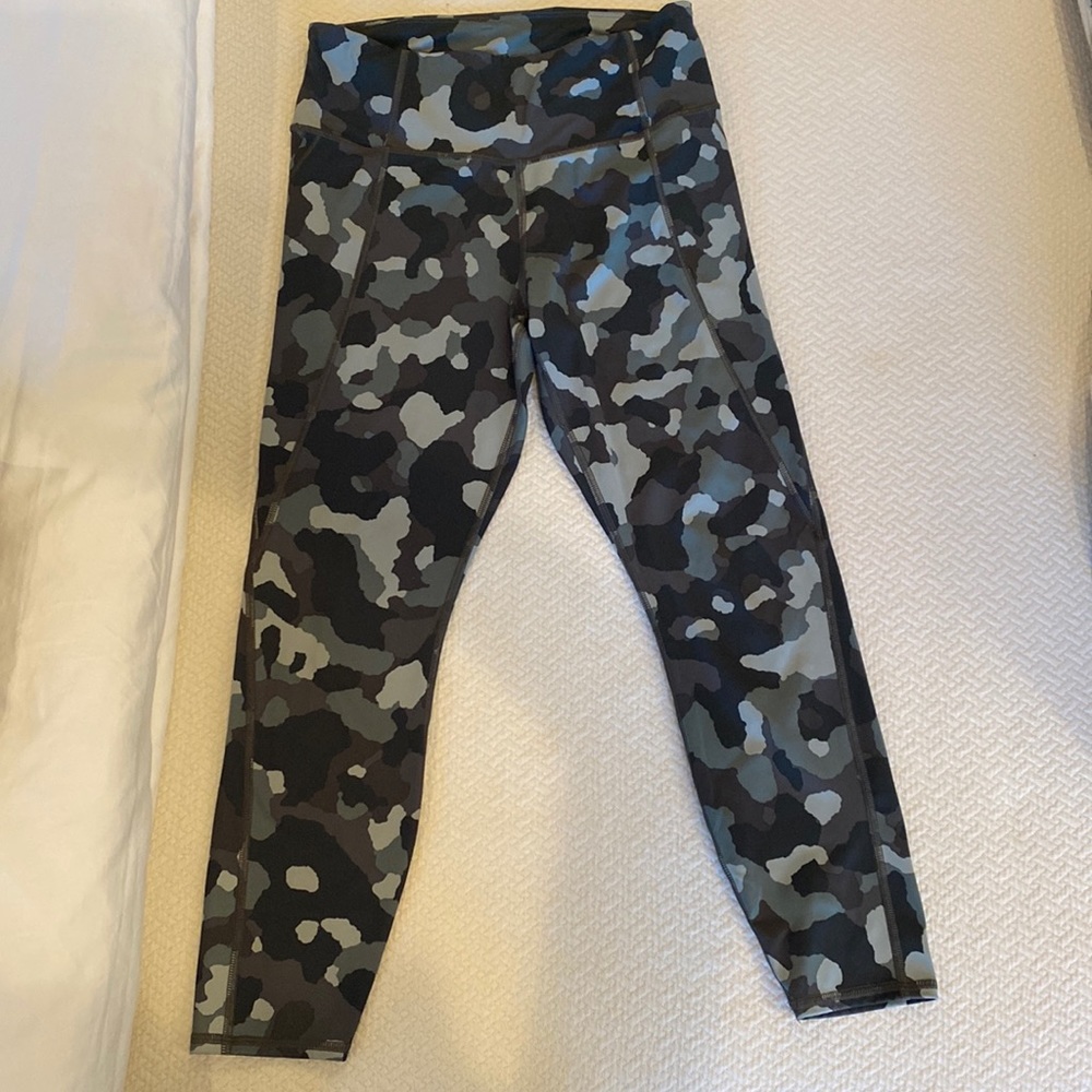 Athleta Lightning Camo 7/8” tight in Camo sz Medium